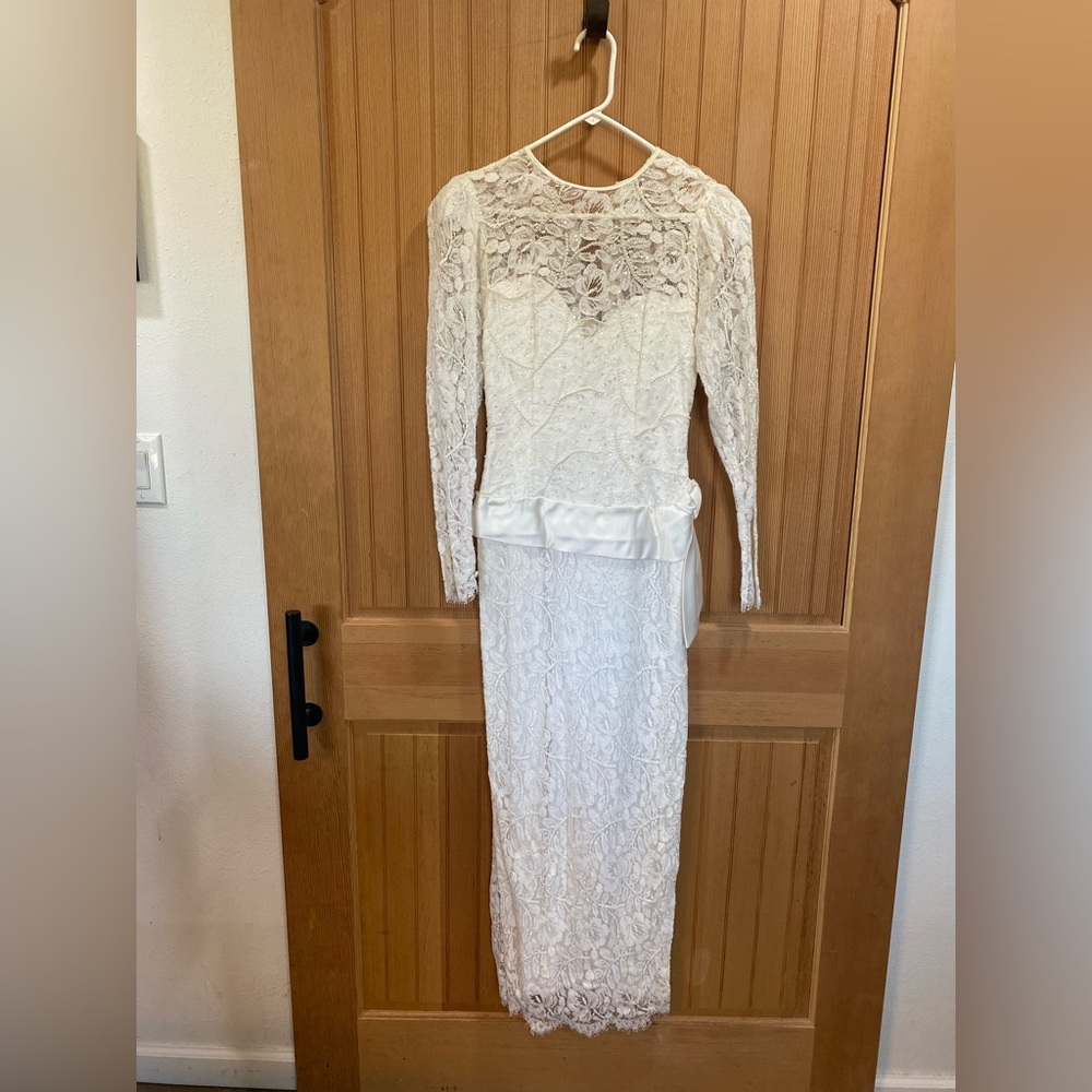 Vintage Elegant Ivory Lace Long-Sleeve Sheath Dress - Picture 2 of 12